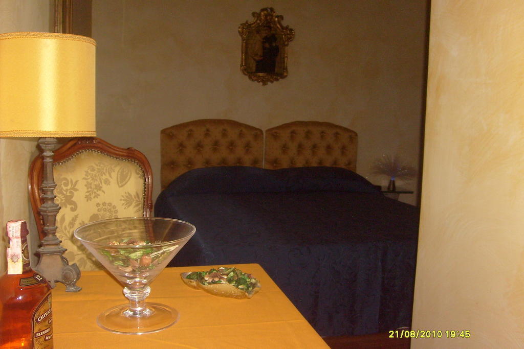 نابولي B&B Carolina Plebiscito R. الغرفة الصورة