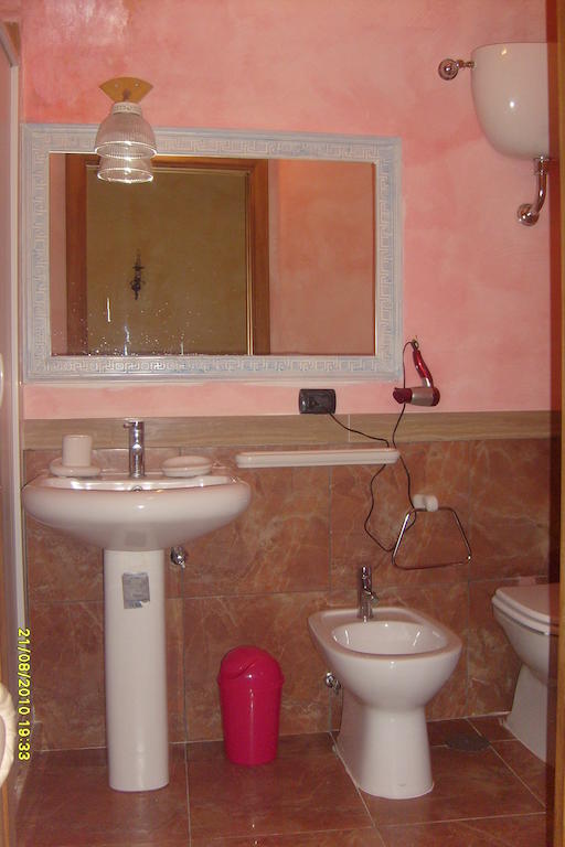 نابولي B&B Carolina Plebiscito R. الغرفة الصورة