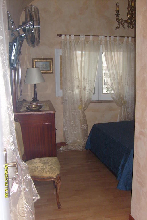 نابولي B&B Carolina Plebiscito R. الغرفة الصورة