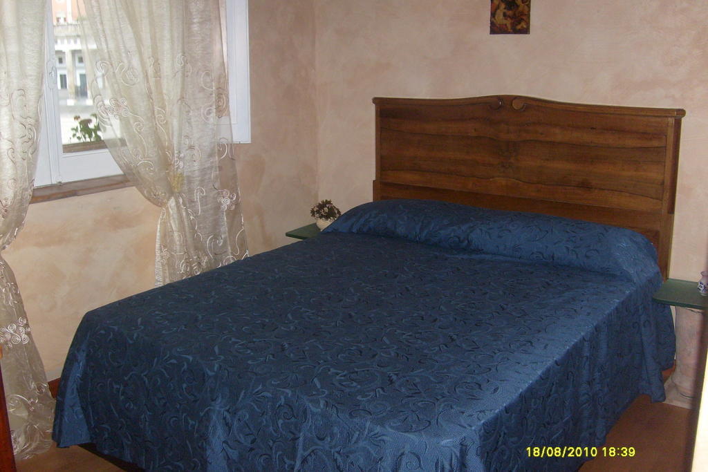 نابولي B&B Carolina Plebiscito R. الغرفة الصورة